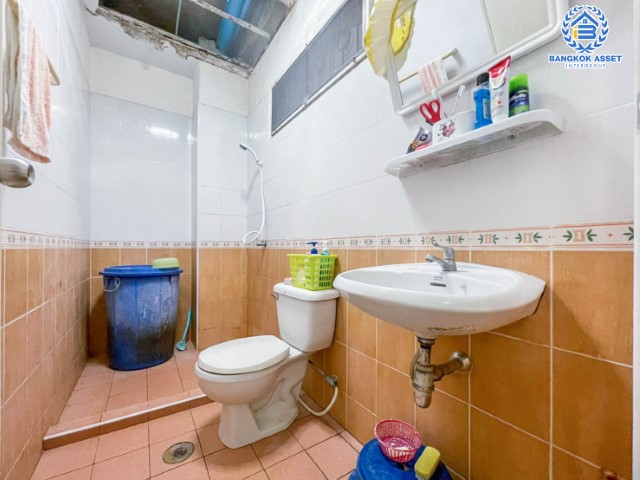 *****บ้านแฝดมือสองชั้นเดียว ย่านนนทบุรี ม.อุดมทรัพย์ บางศรีเมือง บนเนื้อที่ 31.6 ตร.ว. มาพร้อมฟังก์ชัน 3 ห้องนอน 2 ห้องน้ำ จอดรถ 1 คัน แถมฟรี เครื่องปรับอากาศ 1 เครื่อง บนทำเลศักยภาพ เชื่อมต่อถนนหลายเส้นทาง ใกล้จุดขึ้นทางด่วนฉลองรัช